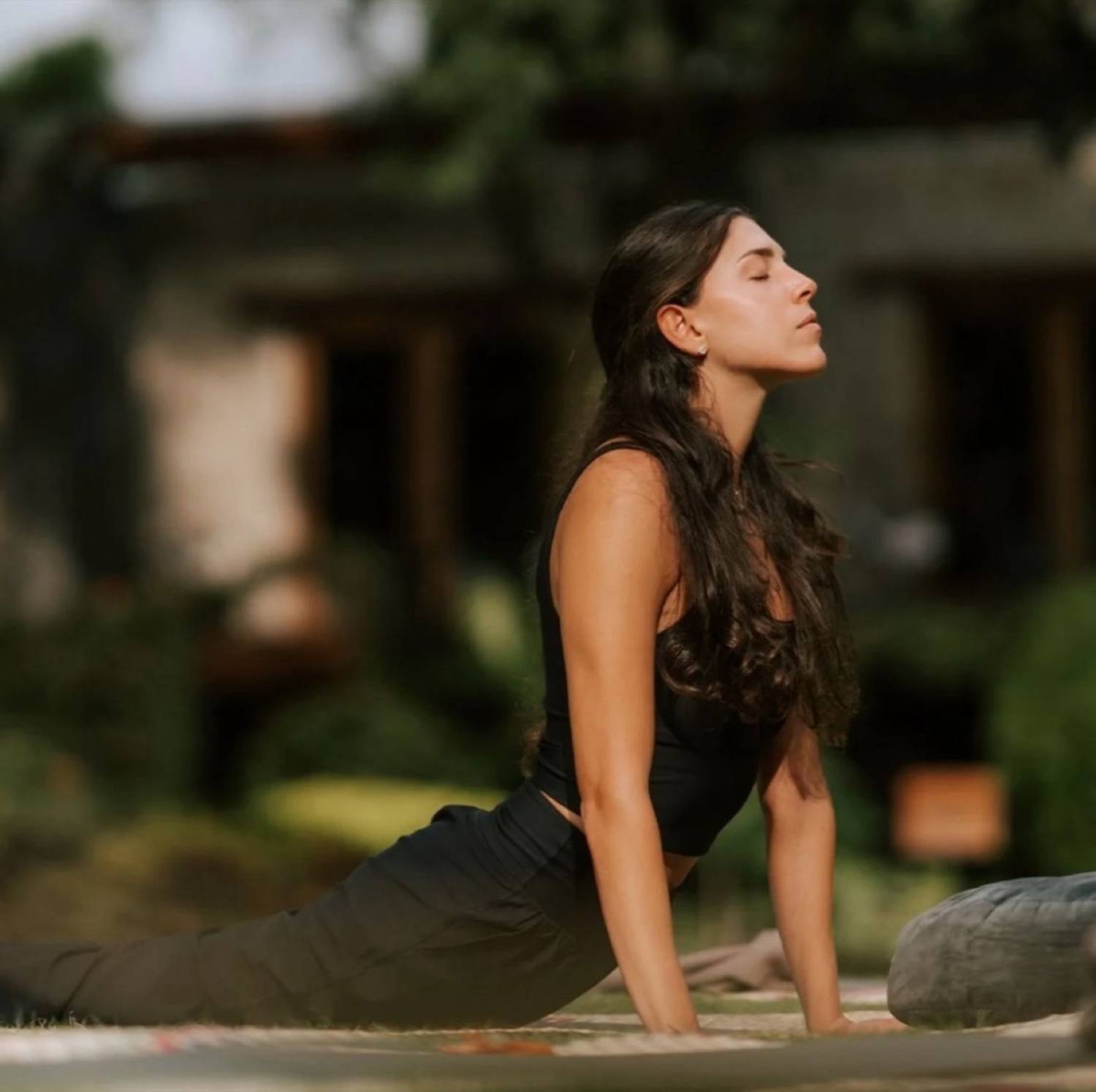 Práctica de yoga al aire libre en Tierra Nueva