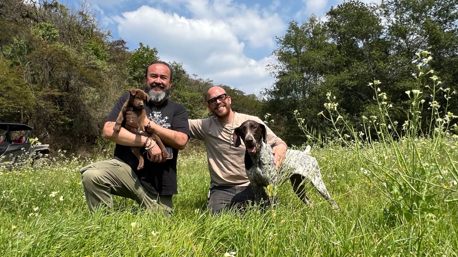 Los fundadores de Tierra Nueva en el campo, con sus perros