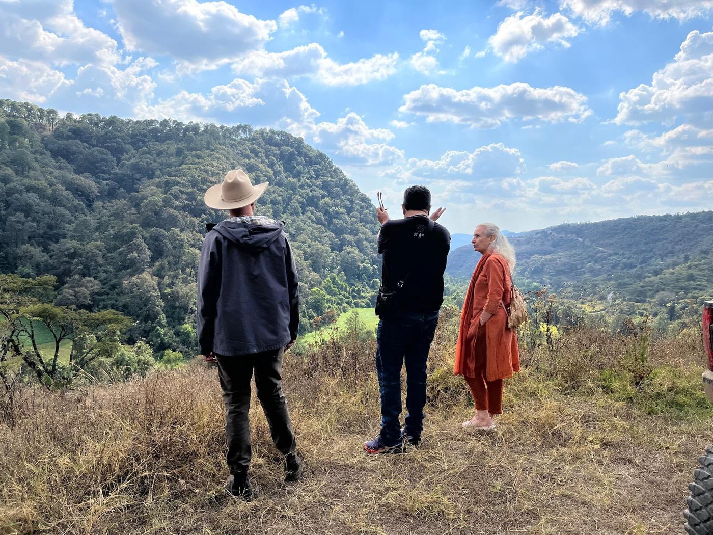 Los fundadores de Tierra Nueva contemplando el valle
